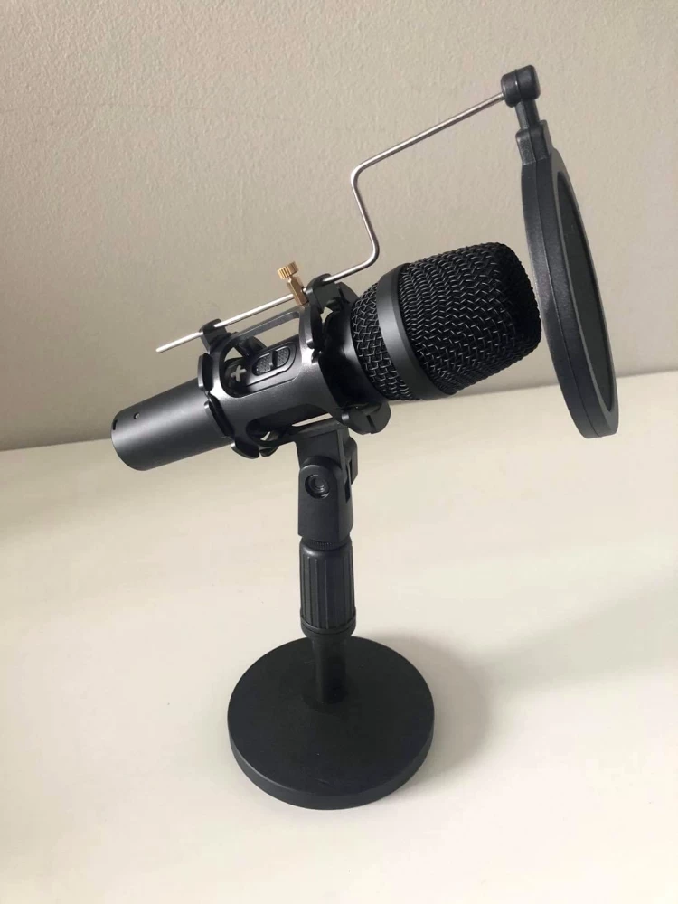 Maono HD300 On Desktop With Popfilter